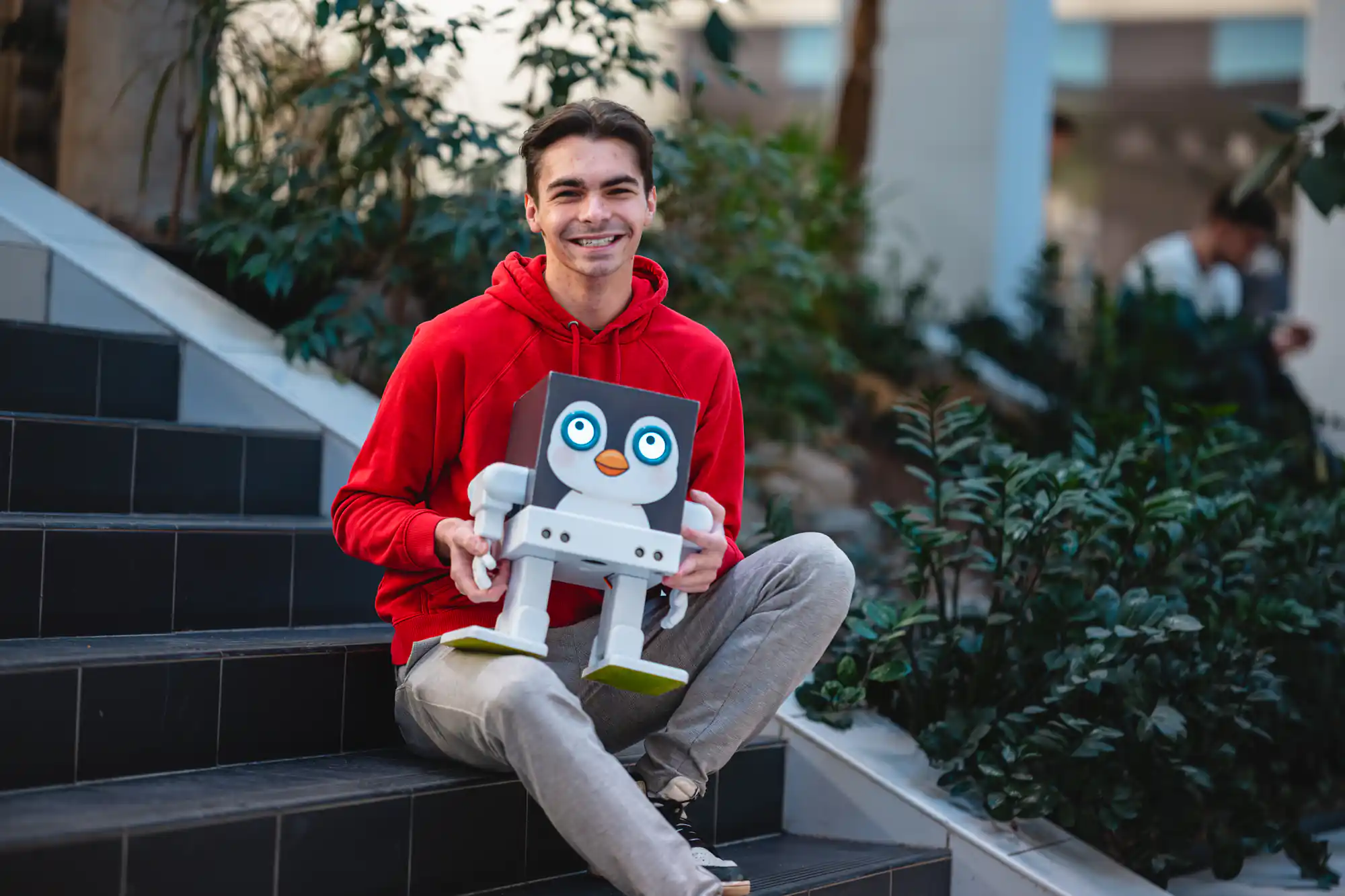 Jan Toman s krabicovým robotem