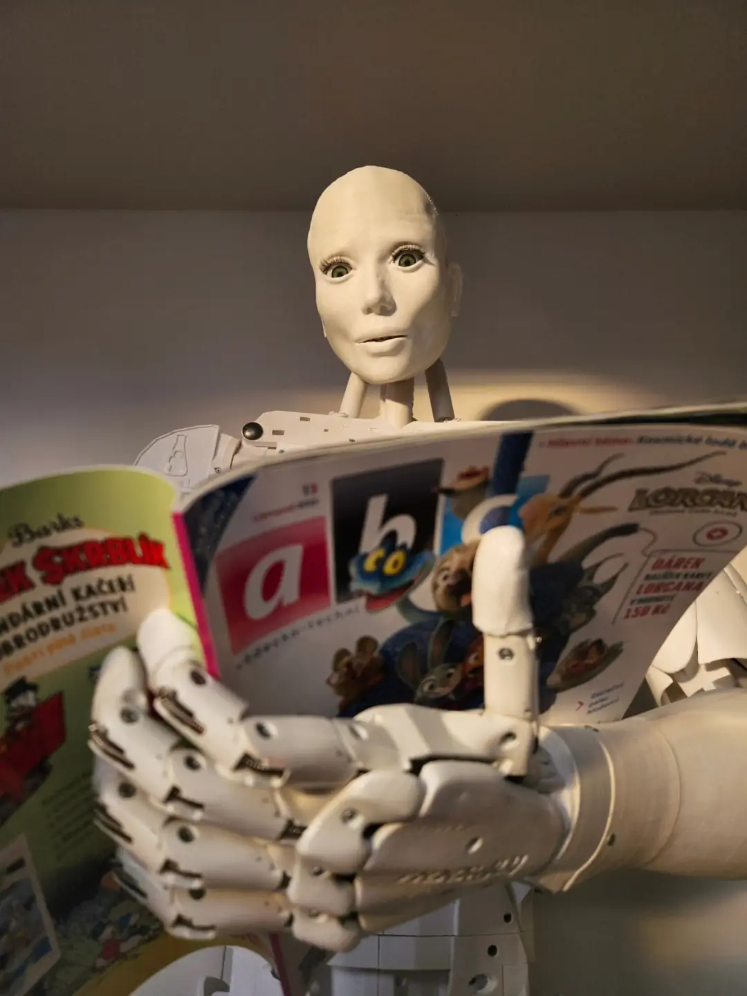 Robot InMoov čte časopis ABC