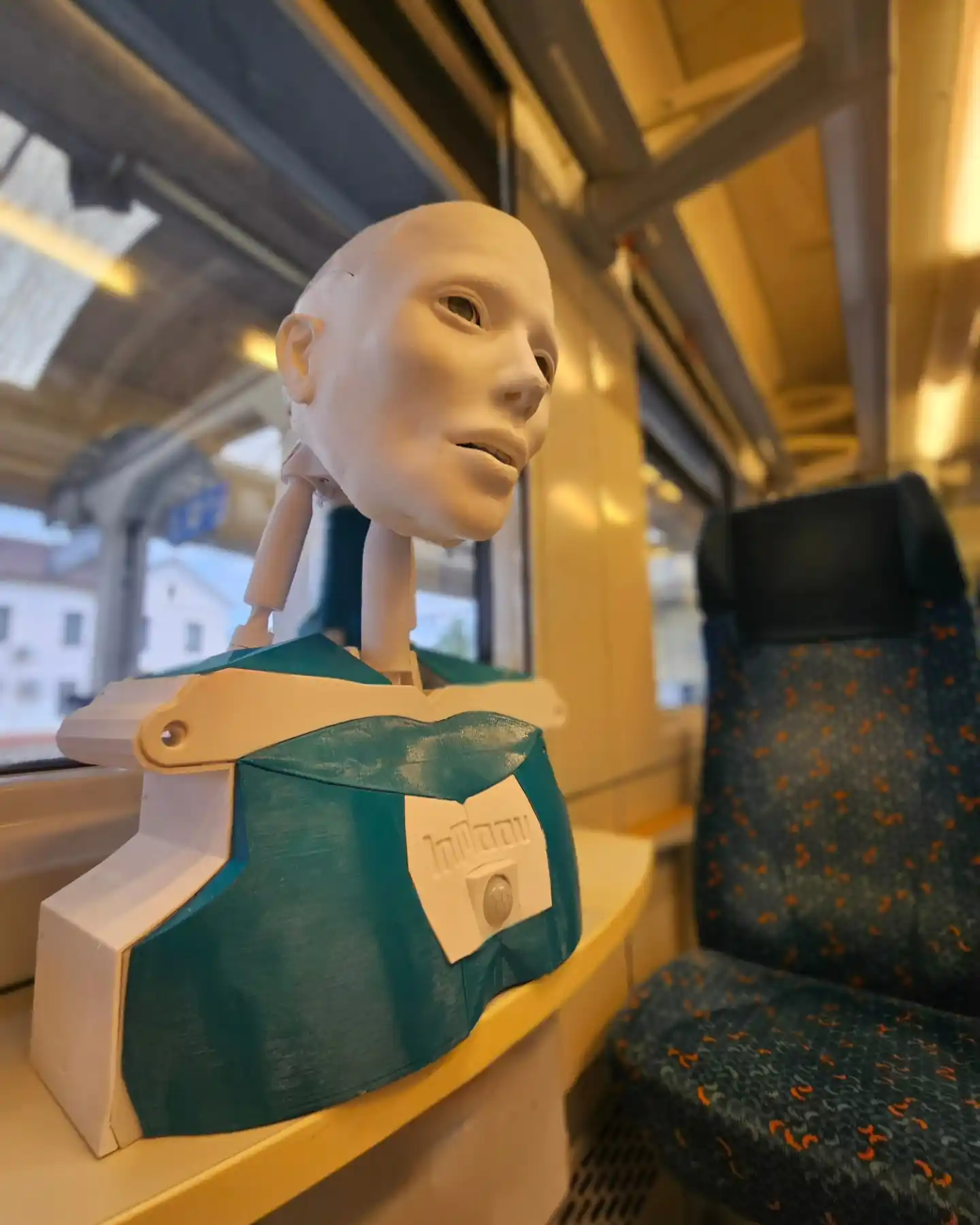 Robot InMoov ve vlaku